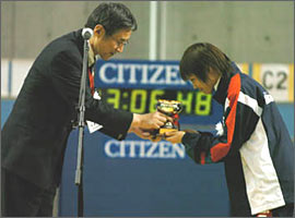 平野早矢香選手が皇后杯を大林日卓協会長に返還