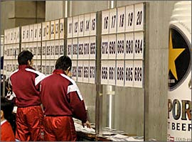 平野早矢香選手が皇后杯を大林日卓協会長に返還