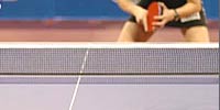 サービスを出す福原愛選手